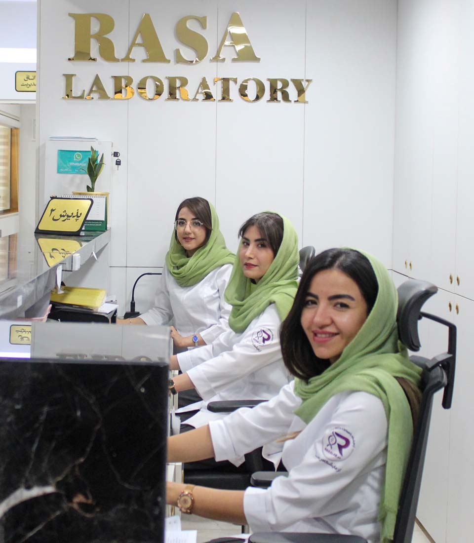 پرسنل پذیرش آزمایشگاه رسا در بخش پاسخگویی به مراجعه‌کنندگان